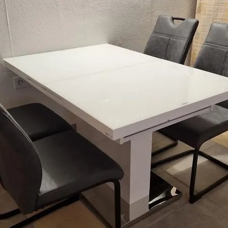 Modern Eingerichtete 3-zi-ferienwohnung Zu Vermieten דירה *